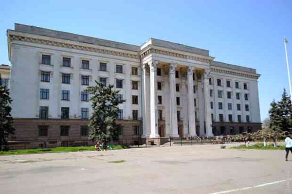 У Дома профсоюзов в Одессе, где сгорело 48 человек, обустроили шашлычную.