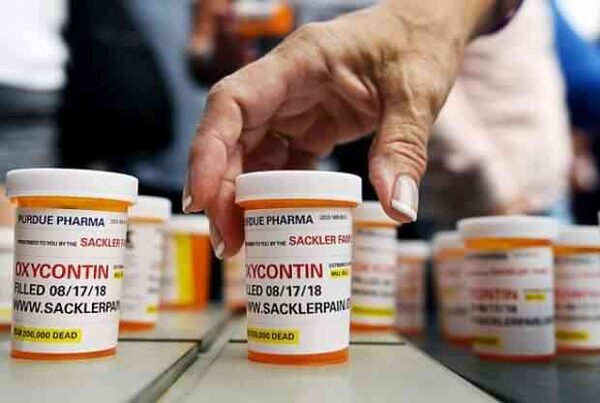 Новый скандал с опиоидами в США: как американцев делают наркоманами