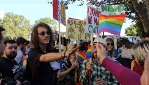 Идите в свой двор: Пенсионерка "разогнала" гей-парад в Одессе