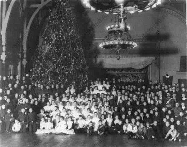 1913. Воспитанники приюта принца П.Г. Ольденбургского на новогодней елке