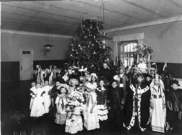 1913. Группа детей в маскарадных костюмах