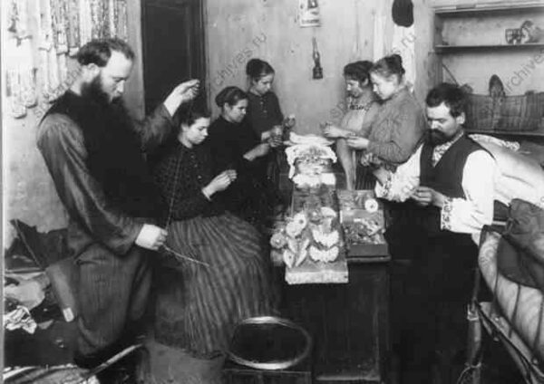 1913. Изготовление елочных украшений в мастерской по производству елочных украшений