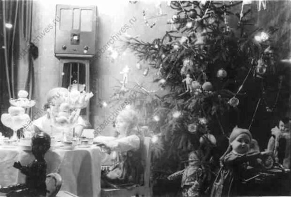 1936. Витрина новогодней елки в универмаге «Пассаж». Декабрь