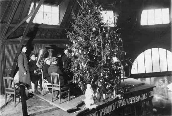 1936.Духовой оркестр у новогодней елки в помещении Кузнечного колхозного рынка