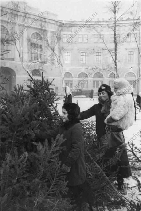 1940-е. Продажа елок на Чернышевой площади