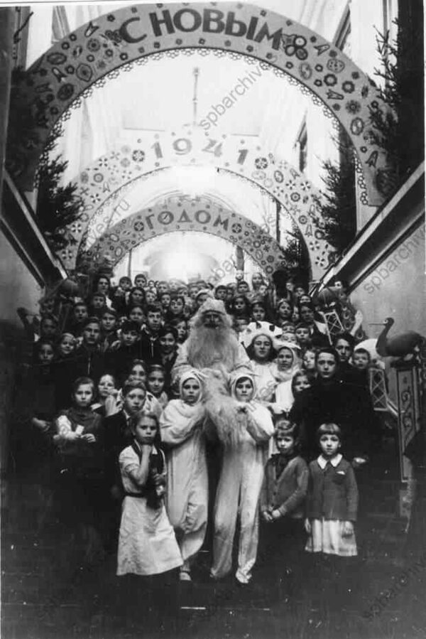 1941. Дед Мороз в окружении детей на парадной лестнице Дворца пионеров