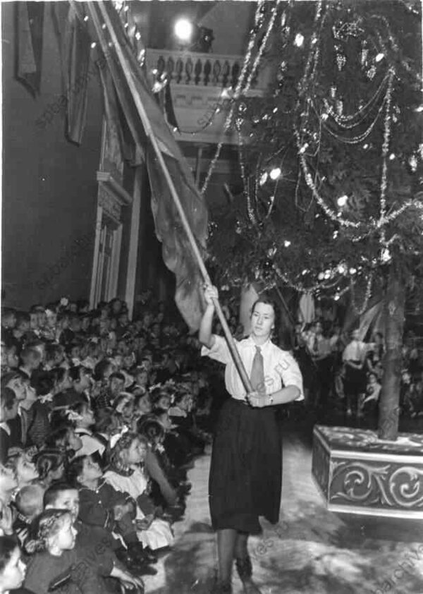 1950-е. Вынос красного знамени на празднике новогодней елки во Дворце пионеров им. А.А. Жданова