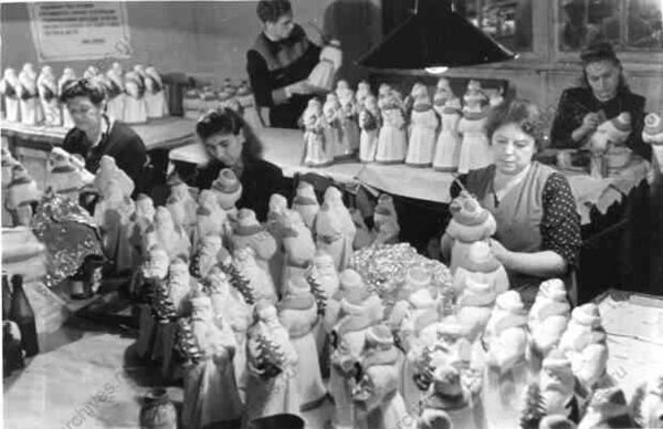 1951. Работники артели «Ленигрушка» за разрисовкой новогодних игрушек. 18 декабря