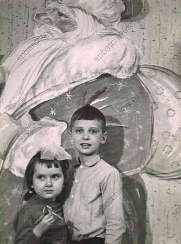 1970-е. Семья Сабуровых у новогодней ёлки