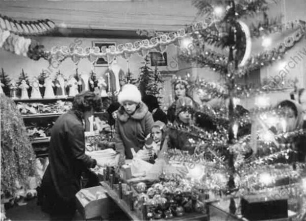 1973. Покупатели на новогоднем базаре в универмаге «Гостиный двор»