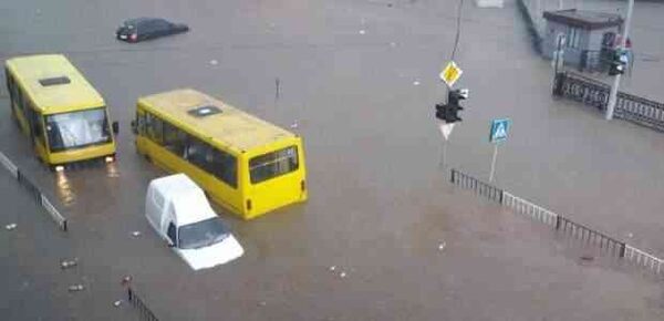 Появились фото Львова после грандиозного потопа с хэштегами #науправляли и #миздобули