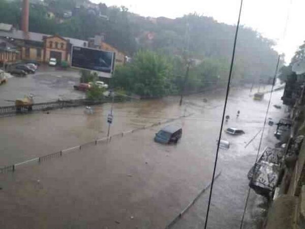 Появились фото Львова после грандиозного потопа с хэштегами #науправляли и #миздобули