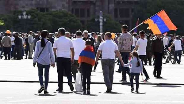 Десятки людей собрались в центре Еревана перед началом заседания парламента
