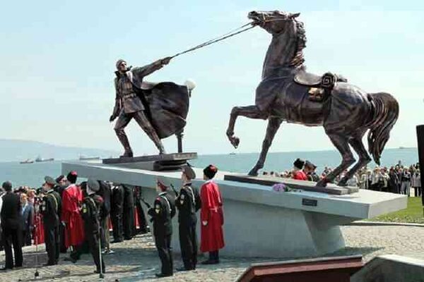 Памятник «Исход» в Новороссийске искажает историю