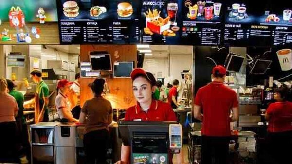 Сеть быстрого питания McDonald's заявила, что временно закроет все свои рестораны в Росси