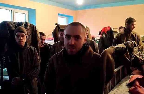 «Лучше, чем ожидалось»: боевики «Азова» показали условия своего содержания в плену