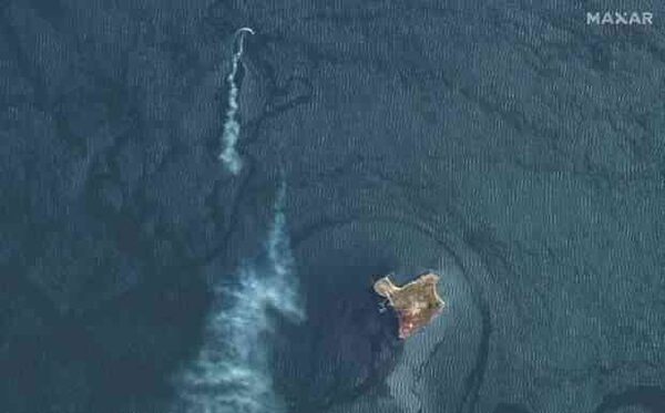 Снимки острова Змеиный: российский флот пригнал баржу с подъемным краном