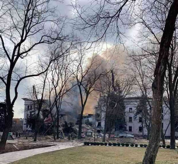 Боевики нацбатальона "Азов" взорвали заминированное ими здание театра в Мариуполе
