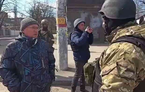 Российские военные начали бороться с украинскими провокаторами на раздаче гуманитарной помощи