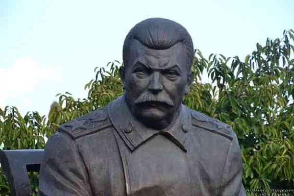 Барельеф со Сталиным вернули на здание Дома офицеров В Е-бурге