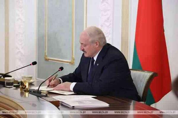 Лукашенко подписывает интеграционный декрет, 4.11.21.jpg